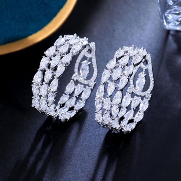 Elegant AAA Cubic Zirconia Hoop Earrings
Perfect Cut Like a Dimond - Picture 5 of 9